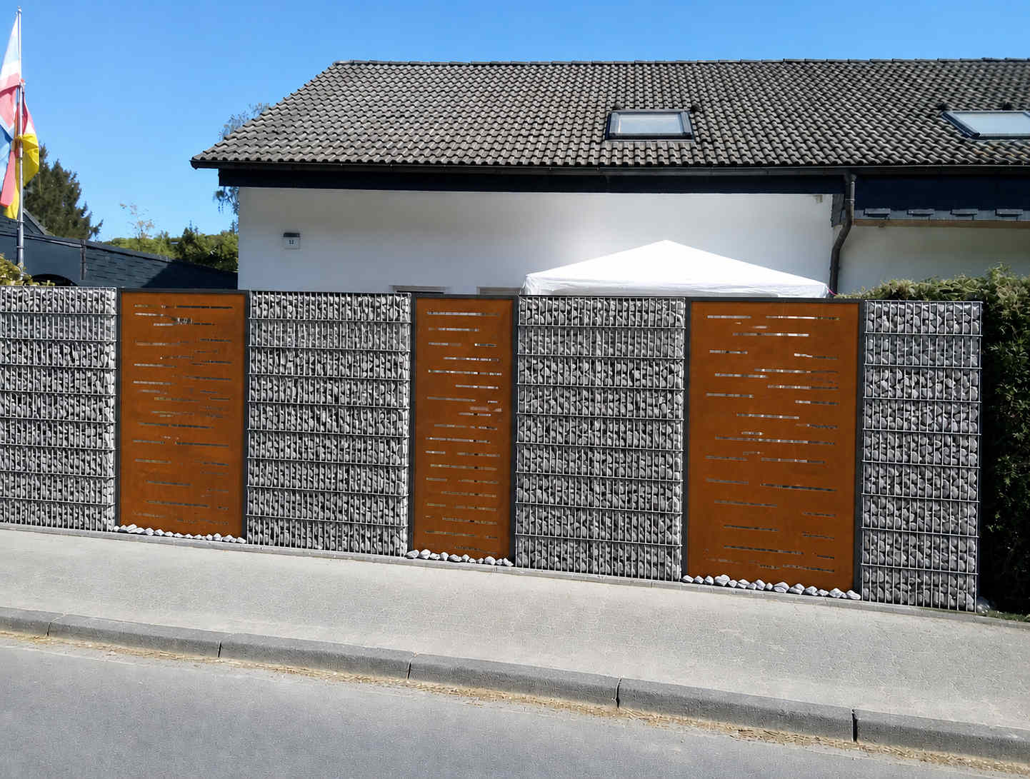 Gabionenzaun mit gelaserten Stahl Sichtschutzelementen
